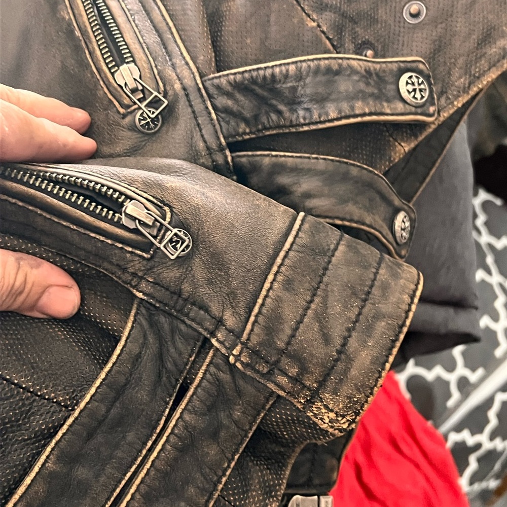 Revolution Distressed Leather Bomber Jacket - Picture 4 of 4